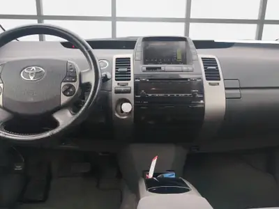 Toyota Prius 1.5 Hybrid — Pionnière écologique, entretien exemplaire — Thumbnail 9