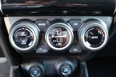 Suzuki Swift 1.2i Hybrid Allgrip 4x4 — Citadine écologique avec traction intégrale — Miniature 18