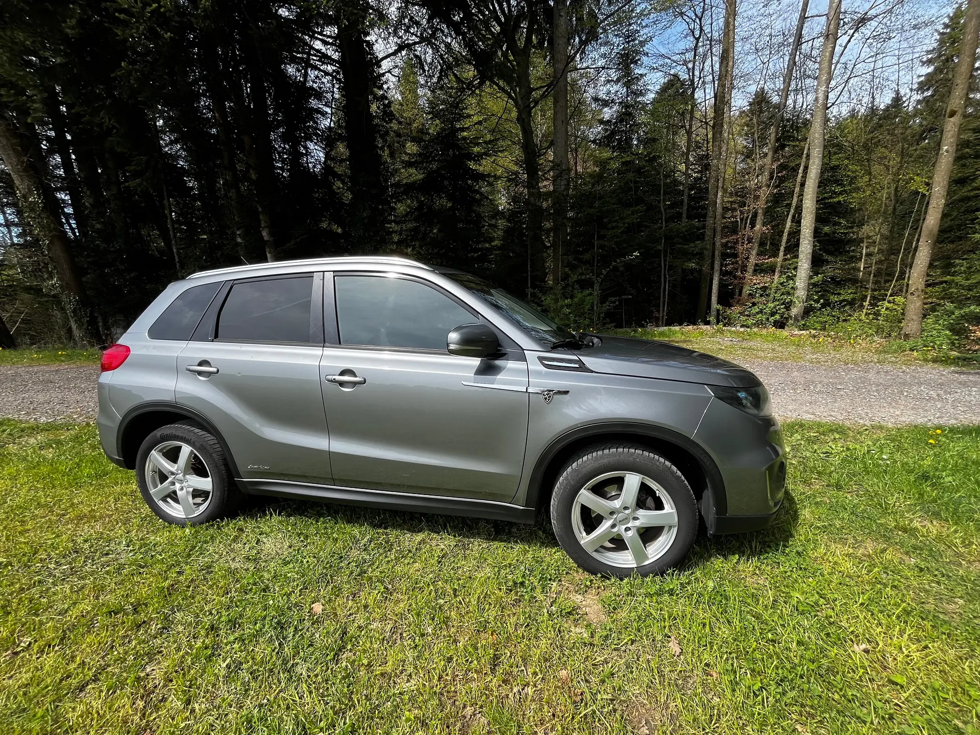 Suzuki Vitara 1.6 VVT Sergio Cellano Top 4x4 — SUV compact robuste, toit panoramique et équipements premium — Außenansicht