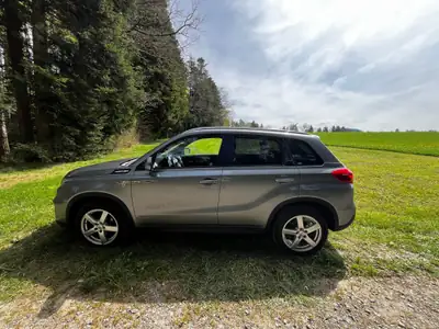 Suzuki Vitara 1.6 VVT Sergio Cellano Top 4x4 — SUV compact robuste, toit panoramique et équipements premium — Seitenansicht