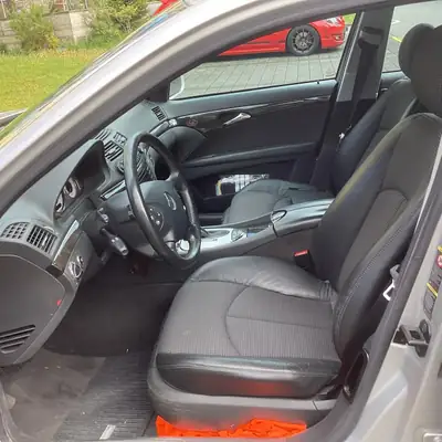 Mercedes-Benz E 320 V6 — Berline de prestige, entretien Mercedes régulier, 103'000 km — fianco