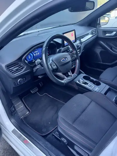 Ford Focus 1.0i EcoBoost 125 ST-Line — Compacte urbaine efficace et bien équipée — arrière