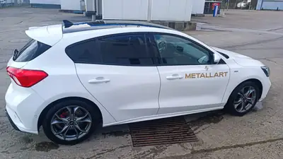 Ford Focus 1.0i EcoBoost 125 ST-Line — Compacte urbaine efficace et bien équipée — côté
