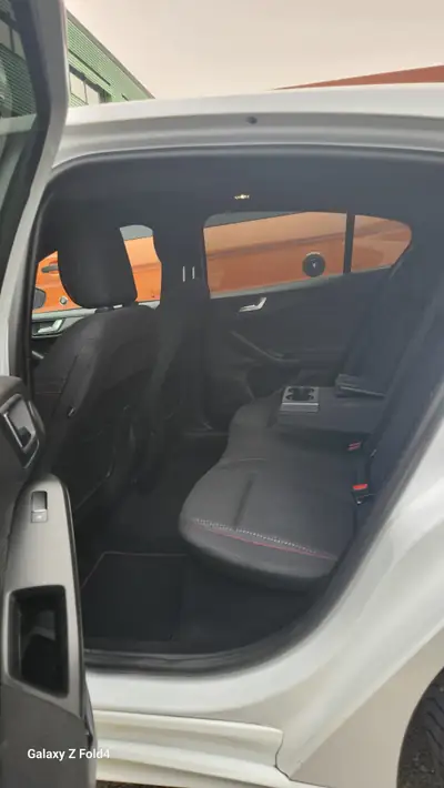 Ford Focus 1.0i EcoBoost 125 ST-Line — Compacte urbaine efficace et bien équipée — détail