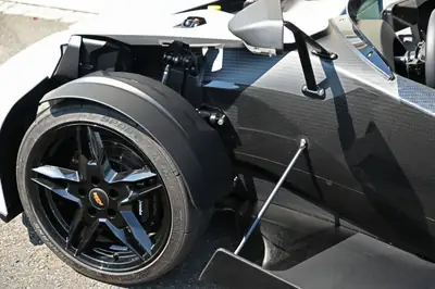 KTM X-BOW R Roadster DSG — Ultra-léger 790 kg, 300 ch pure adrénaline — Miniatura 8