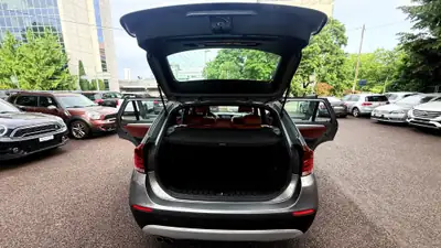 BMW X1 xDrive 28i Steptronic — SUV compact allemand, 4x4 performant et fiable — Miniature 7