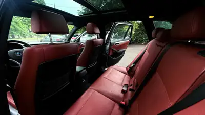 BMW X1 xDrive 28i Steptronic — SUV compact allemand, 4x4 performant et fiable — Miniature 9