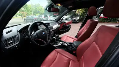 BMW X1 xDrive 28i Steptronic — SUV compact allemand, 4x4 performant et fiable — Miniature 11