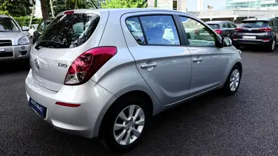 Hyundai i20 1.4 Premium Automatic — Citadine fiable, sans accident, 152'000 km — tableau de bord