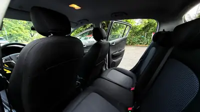 Hyundai i20 1.4 Premium Automatic — Citadine fiable, sans accident, 152'000 km — Miniature 9
