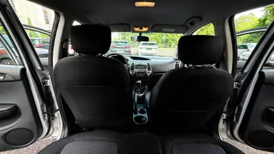 Hyundai i20 1.4 Premium Automatic — Citadine fiable, sans accident, 152'000 km — Miniature 8