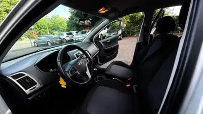 Hyundai i20 1.4 Premium Automatic — Citadine fiable, sans accident, 152'000 km — Miniature 10