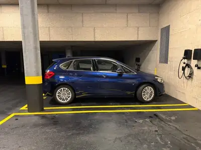 BMW 225xe Active Tourer — Hybride rechargeable, 32'000 km seulement — fianco