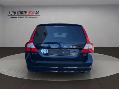 Volvo V70 D5 AWD Momentum — Break premium diesel, traction intégrale, entretien complet — dashboard