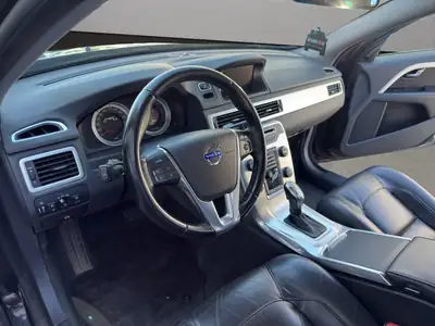 Volvo V70 D5 AWD Momentum — Break premium diesel, traction intégrale, entretien complet — Thumbnail 10