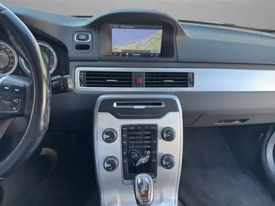Volvo V70 D5 AWD Momentum — Break premium diesel, traction intégrale, entretien complet — Thumbnail 15