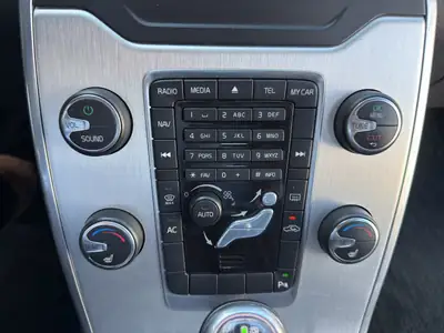 Volvo V70 D5 AWD Momentum — Break premium diesel, traction intégrale, entretien complet — Thumbnail 16