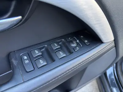 Volvo V70 D5 AWD Momentum — Break premium diesel, traction intégrale, entretien complet — Thumbnail 22