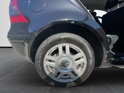 VW Golf 1.6 16V Comfortline — Berline fiable à l'état impeccable, première main — Miniature 16
