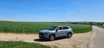 Toyota Corolla Cross 2.0 HSD Premium AWD-i — SUV hybride compact, 40'250 km, traction intégrale — vue extérieure