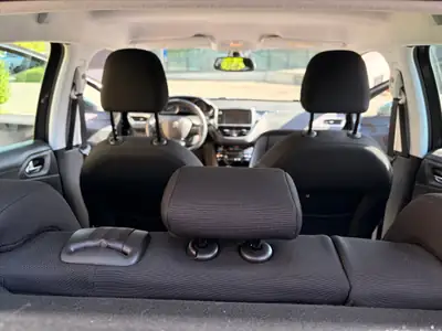 Peugeot 208 1.2 PureTech Allure — Citadine agile, 49 000 km, équipée porte-skis — interior