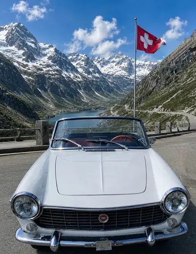 FIAT 1500 Cabriolet 1966 — Élégant véhicule de collection, capote blanche et cuir rouge — Außenansicht