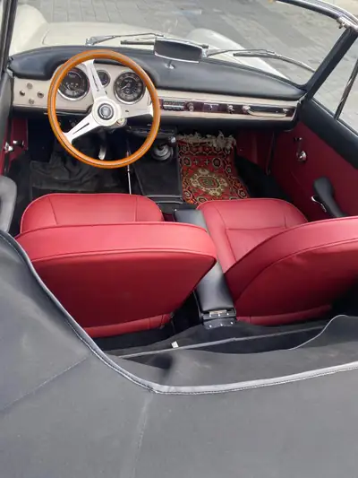 FIAT 1500 Cabriolet 1966 — Élégant véhicule de collection, capote blanche et cuir rouge — Heckansicht