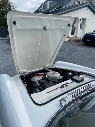 FIAT 1500 Cabriolet 1966 — Élégant véhicule de collection, capote blanche et cuir rouge — Armaturenbrett