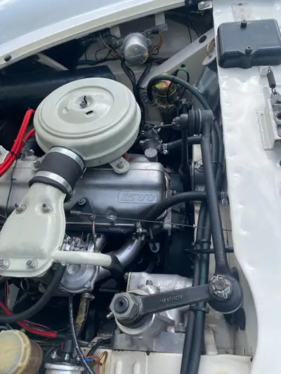 FIAT 1500 Cabriolet 1966 — Élégant véhicule de collection, capote blanche et cuir rouge — Detail