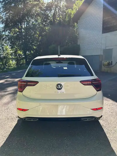 VW Polo 1.0 TSI 110 R-Line DSG — Citadine dynamique, 55'000 km seulement — vista posteriore