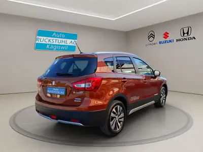Suzuki SX4 S-Cross 1.4T Hybrid 4x4 — SUV polyvalent, traction intégrale et motorisation écologique — interior