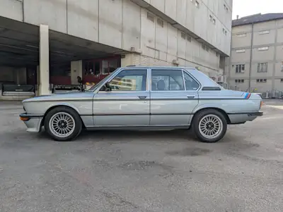 BMW 528i E12 Veteran — Berline de prestige des années 80, moteur 2.8L fiable — vista posteriore