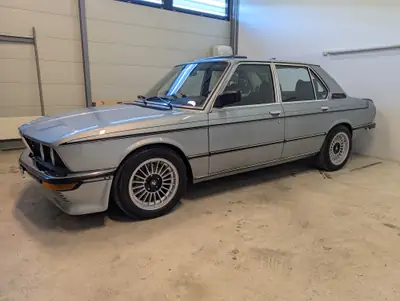 BMW 528i E12 Veteran — Berline de prestige des années 80, moteur 2.8L fiable — vista esterna