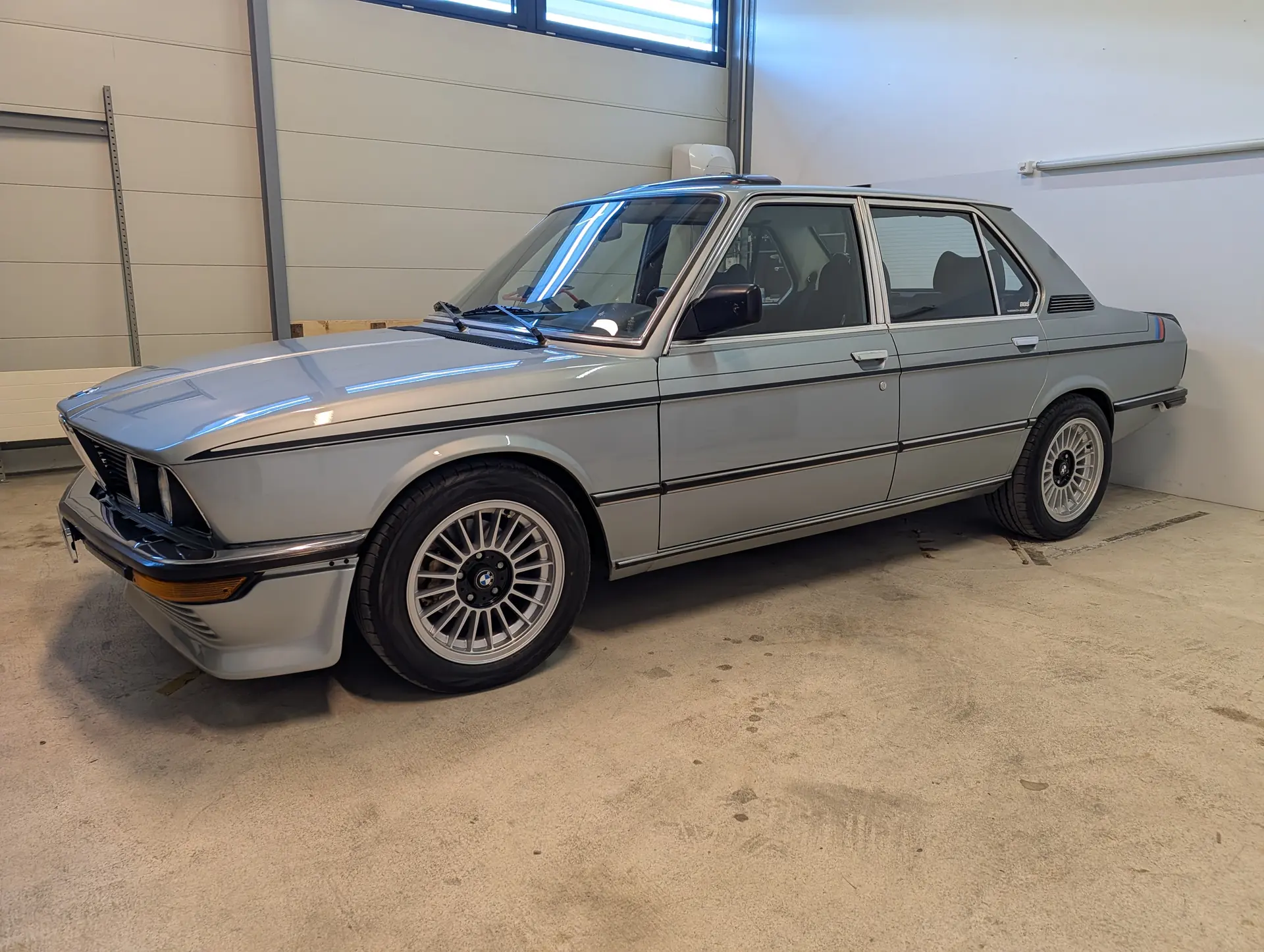 BMW 528i E12 Veteran — Berline de prestige des années 80, moteur 2.8L fiable