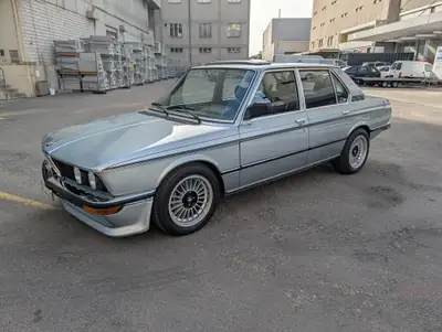 BMW 528i E12 Veteran — Berline de prestige des années 80, moteur 2.8L fiable — fianco