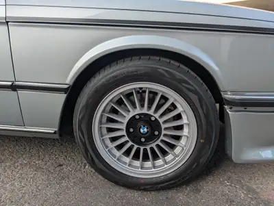 BMW 528i E12 Veteran — Berline de prestige des années 80, moteur 2.8L fiable — Miniatura 8