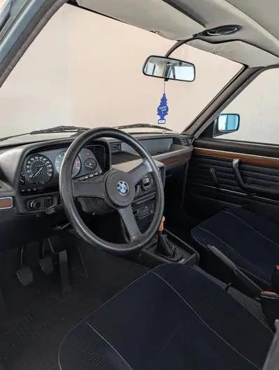 BMW 528i E12 Veteran — Berline de prestige des années 80, moteur 2.8L fiable — Miniatura 10