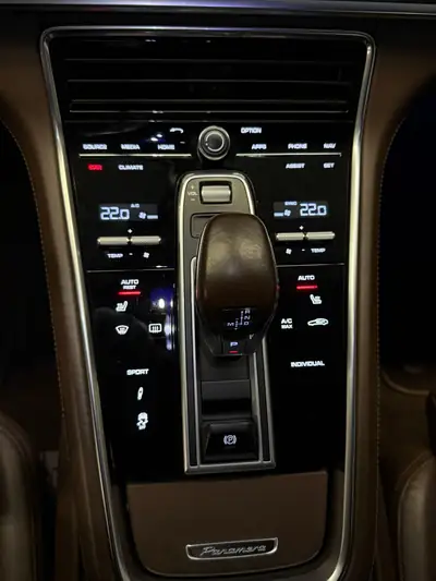 Porsche Panamera 4S PDK — Berline de prestige 440 ch, historique complet suisse — Miniature 9