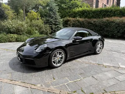 Porsche 911 Carrera 4 Cabriolet — Moteur 3.0L turbo, toit ouvert et transmission PDK — vista esterna