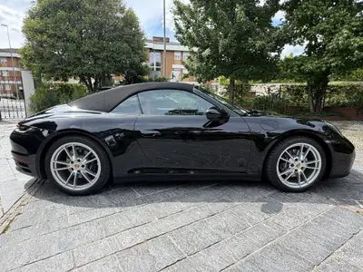Porsche 911 Carrera 4 Cabriolet — Moteur 3.0L turbo, toit ouvert et transmission PDK — fianco
