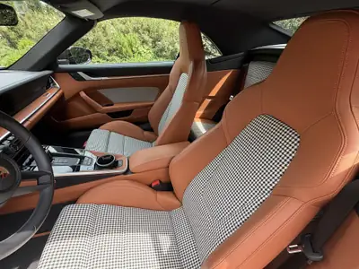 Porsche 911 Carrera 4 Cabriolet — Moteur 3.0L turbo, toit ouvert et transmission PDK — cruscotto