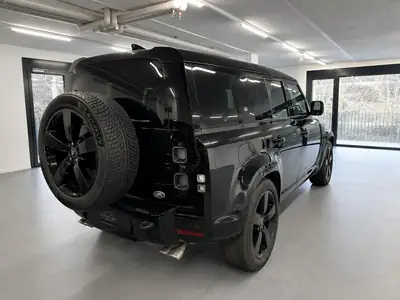 Land Rover Defender 5.0 V8 SC — Puissance brute et luxe all-black, kilométrage modéré — side view