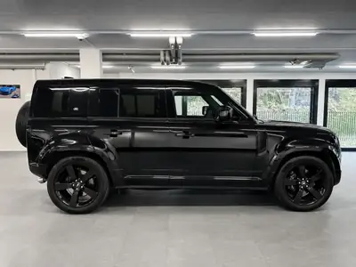 Land Rover Defender 5.0 V8 SC — Puissance brute et luxe all-black, kilométrage modéré — rear view