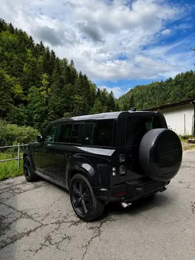 Land Rover Defender 5.0 V8 SC — Puissance brute et luxe all-black, kilométrage modéré — detail