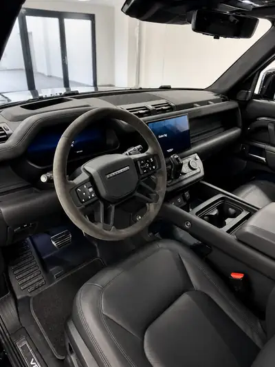 Land Rover Defender 5.0 V8 SC — Puissance brute et luxe all-black, kilométrage modéré — interior