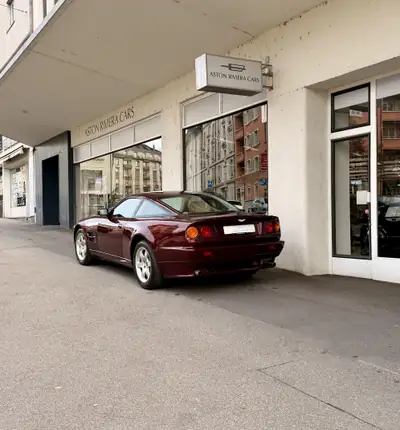 Aston Martin V8 Vantage V550 — Légendaire coupé sport 557 ch, seulement 239 exemplaires produits — arrière