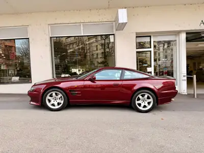 Aston Martin V8 Vantage V550 — Légendaire coupé sport 557 ch, seulement 239 exemplaires produits — côté