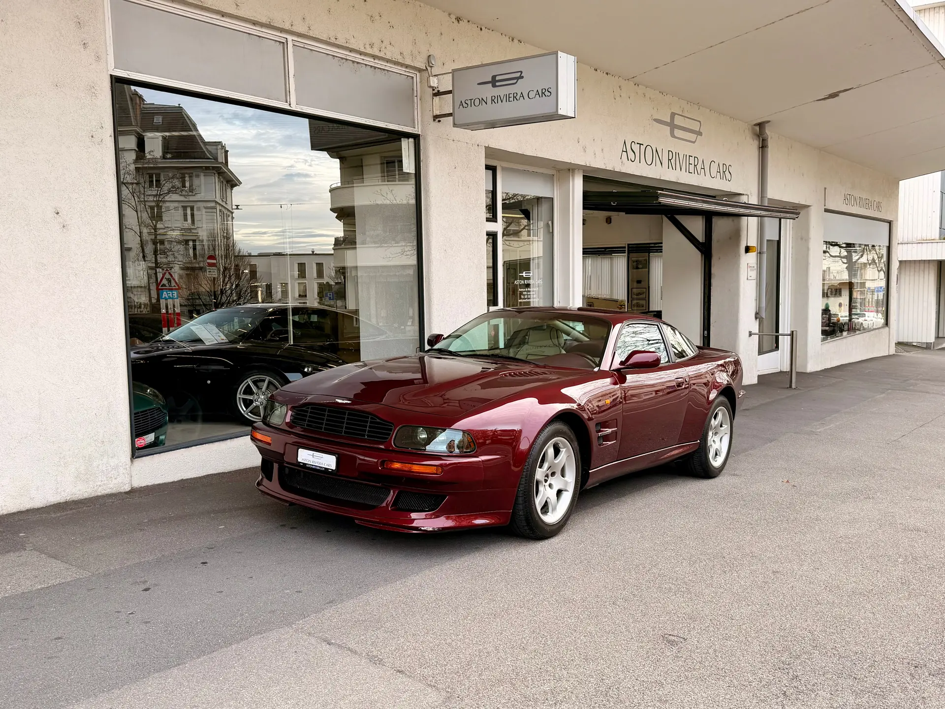 Aston Martin V8 Vantage V550 — Légendaire coupé sport 557 ch, seulement 239 exemplaires produits