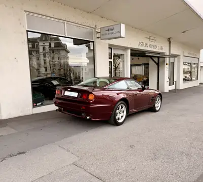 Aston Martin V8 Vantage V550 — Légendaire coupé sport 557 ch, seulement 239 exemplaires produits — détail