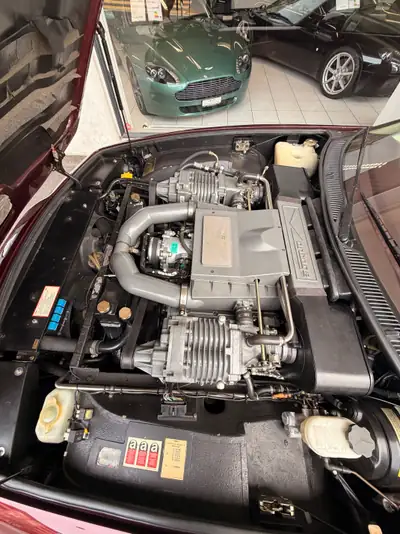 Aston Martin V8 Vantage V550 — Légendaire coupé sport 557 ch, seulement 239 exemplaires produits — Miniature 11